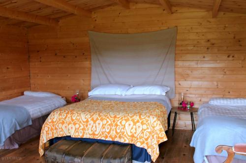 log_cabin_bedroom